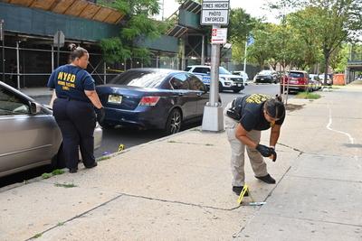 34-year-old man fatally shot in the area of 710 croes avenue within the confines of the 43 precinct/psa 8 in bronx, new york-stock-foto