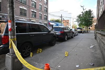Man fatally shot in the back in broad daylight in the area of east 176 street and anthony avenue within the confines of the 46 precinct in bronx, new york-stock-foto