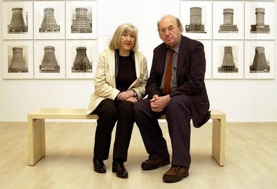 Fotografen Paar Bernd & Hilla Becher beide GER sitzen in ihrer Ausstellung Typologien industriell-stock-foto