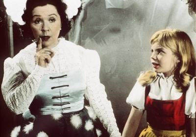 Die Geschichte von Frau Holle die nicht nur Wetter und Jahreszeiten sondern auch die Geschicke gel-stock-foto