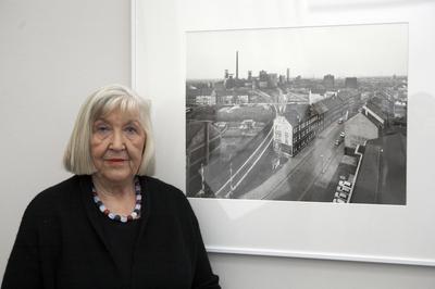 DEU, Deutschland, Bottrop, 05.02.2010: Die Fotografin Hilla Becher vor einem Foto der Zeche Consolidation in Gelsenkirch-stock-foto