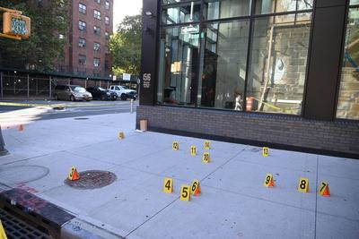 Elderly female walking with a walker fatally shot on madison avenue and east 110 street within the confines of the 23 precinct in manhattan, new york-stock-foto