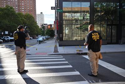 Elderly female walking with a walker fatally shot on madison avenue and east 110 street within the confines of the 23 precinct in manhattan, new york-stock-foto