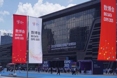 GUIYANG, CHINA - AUGUST 28: People visit the China International Big Data Industry Expo 2025 at the Guiyang Internationa-stock-foto