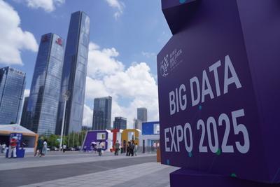 GUIYANG, CHINA - AUGUST 28: People visit the China International Big Data Industry Expo 2025 at the Guiyang Internationa-stock-foto