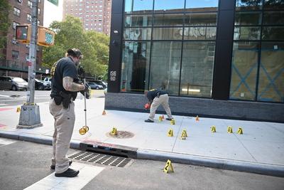 Elderly female walking with a walker fatally shot on madison avenue and east 110 street within the confines of the 23 precinct in manhattan, new york-stock-foto