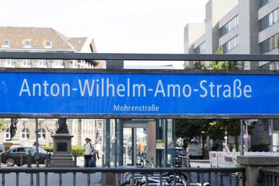 Umbenennung der Mohrenstrasse in Anton-Wilhelm Amo Strasse-stock-foto