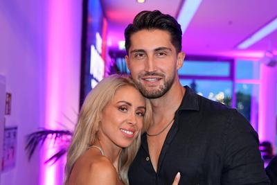 Lorik Bunjaku mit Freundin Denise Hersing beim Premieren-Event von THE POWER by Joyn auf dem Alice Rooftop & Garden in B-stock-foto