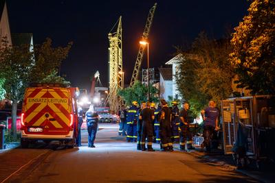 Baukran droht umzust?rzen-stock-foto