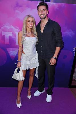 Lorik Bunjaku mit Freundin Denise Hersing beim Premieren-Event von THE POWER by Joyn auf dem Alice Rooftop & Garden in B-stock-foto