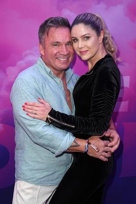 Peter Klein mit Freundin Yvonne Woelke beim Premieren-Event von THE POWER by Joyn auf dem Alice Rooftop & Garden in Berl-stock-foto