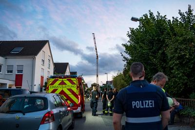 Baukran droht umzust?rzen-stock-foto