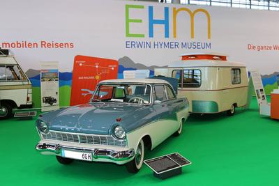 Ford Taunus 17M P2 De Luxe (Baujahr 1960, H-Kennzeichen, Oldtimer) mit Wohnwagen Eriba Faun Familia (Baujahr 1960) am St-stock-foto