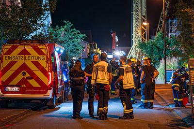Baukran droht umzust?rzen-stock-foto