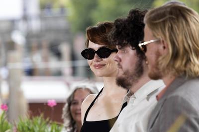 Emma Stone, Aidan Delbis, Jesse Plemons-stock-foto