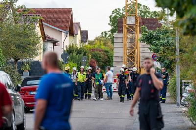 Baukran droht umzust?rzen-stock-foto