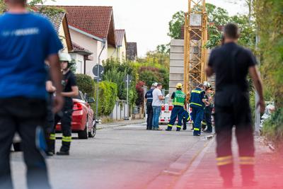 Baukran droht umzust?rzen-stock-foto