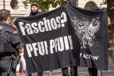 Antifa Gegendemonstranten mit Transparent Faschos? Pfui Pfui! bei der GFD Gemeinsam f?r Deutschland, rechte Sammelbewegung, Demozug Thema Frieden statt Krieg, M?nchen, 30. August 2025-stock-foto