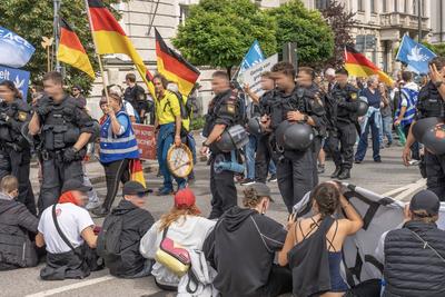 GfD Gemeinsam f?r Deutschland, rechte Sammelbewegung, Kundgebung und Demozug Thema Frieden statt Krieg, Sitzblockade der Antifa am Karolinenplatz, M?nchen, 30. August 2025-stock-foto