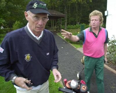 Bildnummer: 56906249  Datum: 16.10.2000  Copyright: imago/teutopressArthur Brauss (l.) mit Peter Hofmann 10/00 teu Mann leger sportlich draussen Golfplatz Golfsport Golf Gel?nde Golf-Anlage Golfturnier Turnier Golfturnier-Teilnehmer Spiel Golfclub Golfclubs Landclub Landclubs Golfer Golfspieler Golfspiel Rasenspiel gehend Gestik gestikulierend halb hoch auf dem Gel?nde des Bad Salzufler Golf- und Landclubs Prominenz WB People x0x xkg 2000 quadrat  56906249 Date 16 10 2000 Copyright Imago  Arthur Brauss l with Peter Hofmann 10 00 TEU Man casual sporty outside Golf course Golf Golf Centre Golf Asset Golf tournament Tournament Golf tournament Participants Game Golf Club Golf clubs Country Club  Golfers Golfer Golf game Lawn game going Gesture gesticulating half vertical on the Centre the Bath  Golf and  Celebrities WB Celebrities x0x xkg 2000 Square-stock-foto