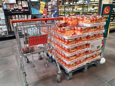 REWE - Einkauf in einem Supermarkt oder Discounter-stock-foto
