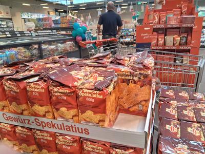 REWE - Einkauf in einem Supermarkt oder Discounter-stock-foto