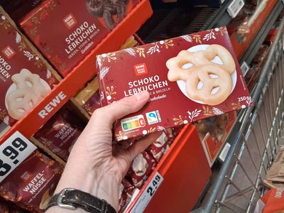 REWE - Einkauf in einem Supermarkt oder Discounter-stock-foto