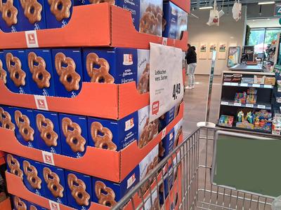 REWE - Einkauf in einem Supermarkt oder Discounter-stock-foto