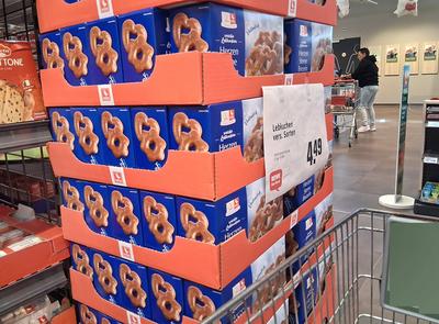 REWE - Einkauf in einem Supermarkt oder Discounter-stock-foto