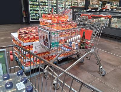 REWE - Einkauf in einem Supermarkt oder Discounter-stock-foto