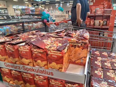 REWE - Einkauf in einem Supermarkt oder Discounter-stock-foto