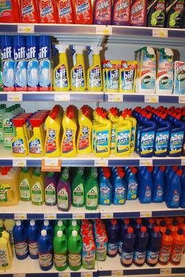 Bildnummer: 57036223  Datum: 24.09.2008  Copyright: imago/teutopressFeature / Symbol: Supermarkt 09/08 coco/niem Ware Waren Produkt Produkte Verkauf verkaufen einkaufen Einkauf Sortiment Produktpalette Auswahl Abteilung Einzelhandel Verkaufsfl?che Deutschland deutsch deutsches deutscher Laden Gesch?ft Lebensmittelgesch?ft Filiale Putzmittel Waschmittel Haushaltsreiniger Bad-Reiniger WC-Reiniger Haushalt putzen reinigen Reiniger Hygiene hygienisch sauber Saubermachen Regal Regale Etikett Auszeichnung Kennzeichnung Qualit?t Frosch WC Ente biff Domestos Marke Marken Markenprodukt Markenartikel Angebot Preis Preise Preisschild Sonderangebot Seifenspender Seife Waschbecken Sauberkeit Reinheit cleaner polish department german supermarket hoch 3 xns x0x 2008 hoch  57036223 Date 24 09 2008 Copyright Imago  Feature symbol Supermarket 09 08 Coco ang Goods Were Product Products Sale sell Shopping Purchasing Range Product range Selection Department Retail Sales area Germany German German German shop Business Grocery Branch Cleaning agents Detergents Household cleaners Bath Cleaner WC Cleaner Budget cleaning clean Cleaner Hygiene hygienic Clean Cleaning Shelf Shelves Label Award Labelling Quality Frog WC Duck Biff Domestos Brand Brands Brand product Branded goods Quote Prize Prices Price tag Special offer Soap dispenser Soap Washbasin Clean Purity Cleaner Polish Department German Supermarket vertical 3 xns x0x 2008 vertical-stock-foto