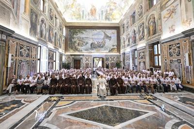 ITALY - POPE LEO XIV  RECEIVES IN PRIVATE AUDIENCE MEMEBERS OF THE  ST FRANCIS WORK FOR THE POOR IN MILAN AT THE VATICAN - 2025/9/1-stock-foto