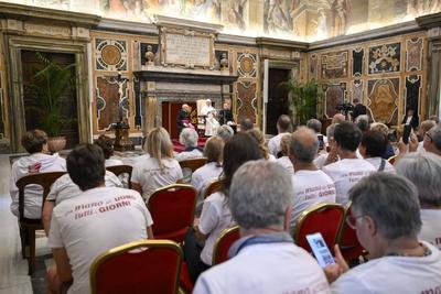 ITALY - POPE LEO XIV  RECEIVES IN PRIVATE AUDIENCE MEMEBERS OF THE  ST FRANCIS WORK FOR THE POOR IN MILAN AT THE VATICAN - 2025/9/1-stock-foto