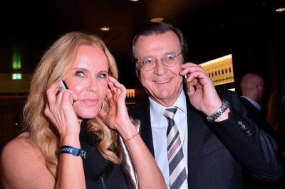 Laureus SPORT FOR GOOD NIGHT 2015 Ankunft - Berlin Katja Burkard mit Ehemann Hans Mahr bei der Ankunft zum Medienpreis f-stock-foto