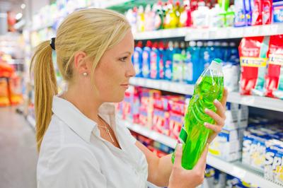 Eine Frau kauft Putzmittel in einem Supermarkt. Regal mit Reinigungsmitteln. McPBBO *** A woman buys cleaning products i-stock-foto