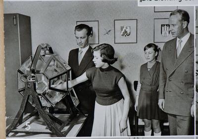 Elvira Hahnwar als 12 j?hriges Waisenkind 1956 die erste Lottofee in der Geschichte von Lotto. 28.06.2013 Erzhausen bei-stock-foto