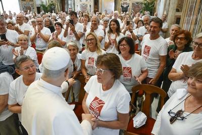 ITALY - POPE LEO XIV  RECEIVES IN PRIVATE AUDIENCE MEMEBERS OF THE  ST FRANCIS WORK FOR THE POOR IN MILAN AT THE VATICAN - 2025/9/1-stock-foto