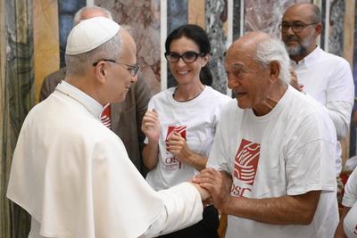 ITALY - POPE LEO XIV  RECEIVES IN PRIVATE AUDIENCE MEMEBERS OF THE  ST FRANCIS WORK FOR THE POOR IN MILAN AT THE VATICAN - 2025/9/1-stock-foto