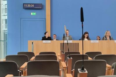 Berlin, Deutschland, 01.09.2025: Bundespressekonferenz: Regierungspressekonferenz: L-R unter anderem: Die fr?here Tagest-stock-foto