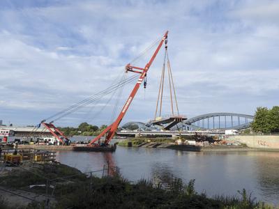 cntv Neue Bruecke fuer Entenwerder Ein Schwimmkran brachte das Br?ckenteilst?ck heute morgen zur Baustelle.01.09.2025 Hamburg Entenwerder.Heute wurde das erste der Brueckenteile f?r die neue Fussgaenger und Radfahrer Bruecke die direkt den Oberhafenkanal ueberspannen soll per Schwimmkran ueber die Elbe angeliefert die ab vorausichtlich Mitte 2026 die Entenwerder Halbinel und Rohtenburgsort verbinden soll. Hamburg Deutschland *** cntv New bridge for Entenwerder A floating crane brought the bridge section to the construction site this morning 01 09 2025 Hamburg Entenwerder Today, the first of the bridge sections for the new pedestrian and cycle bridge, which is to span directly over the Upper Harbour Canal, was delivered by floating crane-stock-foto