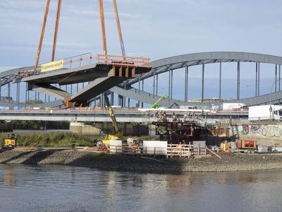 cntv Neue Bruecke fuer Entenwerder Ein Schwimmkran brachte das Br?ckenteilst?ck heute morgen zur Baustelle.01.09.2025 Hamburg Entenwerder.Heute wurde das erste der Brueckenteile f?r die neue Fussgaenger und Radfahrer Bruecke die direkt den Oberhafenkanal ueberspannen soll per Schwimmkran ueber die Elbe angeliefert die ab vorausichtlich Mitte 2026 die Entenwerder Halbinel und Rohtenburgsort verbinden soll. Hamburg Deutschland *** cntv New bridge for Entenwerder A floating crane brought the bridge section to the construction site this morning 01 09 2025 Hamburg Entenwerder Today, the first of the bridge sections for the new pedestrian and cycle bridge, which is to span directly over the Upper Harbour Canal, was delivered by floating crane-stock-foto