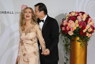 121/ Moderatorin Katja Burkard und Lebenspartner Hans Mahr auf dem roten Teppich zum Bertelsmann Rosenball 2016, 30.04.2-stock-foto