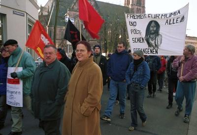 Ca 100 Menschen demonstrieren am Samstag 08 12 2001 in Saarbr?cken f?r die Freiheit von Mumia Abu-stock-foto