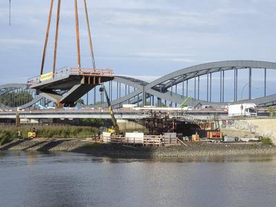 cntv Neue Bruecke fuer Entenwerder Ein Schwimmkran brachte das Br?ckenteilst?ck heute morgen zur Baustelle.01.09.2025 Hamburg Entenwerder.Heute wurde das erste der Brueckenteile f?r die neue Fussgaenger und Radfahrer Bruecke die direkt den Oberhafenkanal ueberspannen soll per Schwimmkran ueber die Elbe angeliefert die ab vorausichtlich Mitte 2026 die Entenwerder Halbinel und Rohtenburgsort verbinden soll. Hamburg Deutschland *** cntv New bridge for Entenwerder A floating crane brought the bridge section to the construction site this morning 01 09 2025 Hamburg Entenwerder Today, the first of the bridge sections for the new pedestrian and cycle bridge, which is to span directly over the Upper Harbour Canal, was delivered by floating crane-stock-foto