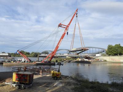 cntv Neue Bruecke fuer Entenwerder Ein Schwimmkran brachte das Br?ckenteilst?ck heute morgen zur Baustelle.01.09.2025 Hamburg Entenwerder.Heute wurde das erste der Brueckenteile f?r die neue Fussgaenger und Radfahrer Bruecke die direkt den Oberhafenkanal ueberspannen soll per Schwimmkran ueber die Elbe angeliefert die ab vorausichtlich Mitte 2026 die Entenwerder Halbinel und Rohtenburgsort verbinden soll. Hamburg Deutschland *** cntv New bridge for Entenwerder A floating crane brought the bridge section to the construction site this morning 01 09 2025 Hamburg Entenwerder Today, the first of the bridge sections for the new pedestrian and cycle bridge, which is to span directly over the Upper Harbour Canal, was delivered by floating crane-stock-foto