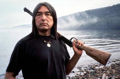 Graham Greene Als es einem kanadischen Indianerstamm trotz rechtlichen Beistandes nicht gelingt das-stock-foto