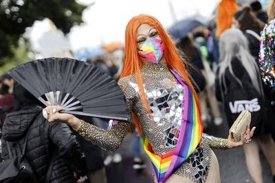 Etwa 10.000 Menschen waren auf der Christopher-Street-Day-Parade in K?ln. Mit dem Marsch am Rhein sollte unter anderem f-stock-foto