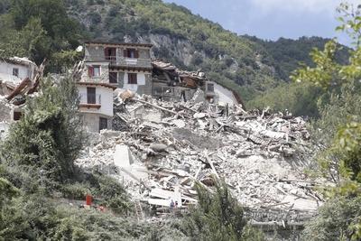 Batiments et maisons endommagees Accumoli Rieti 24 08 2018 Le centre de l Italie a ete frappee p-stock-foto