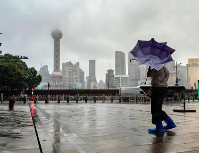 News Themen der Woche KW38 News Bilder des Tages SHANGHAI, CHINA - SEPTEMBER 16: A pedestrian struggles with umbrella in-stock-foto